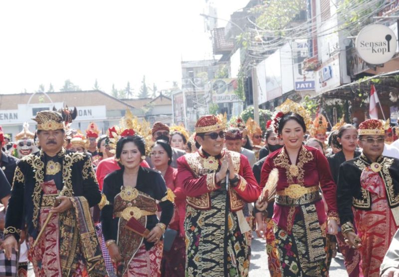 Berparade Kenakan Pakaian Adat Bali, Bupati Sanjaya Buka Parade Budaya Nusantara Semarak HUT ke-529 Kota Tabanan
