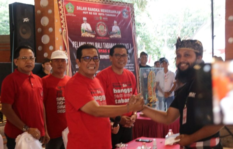 Serahkan Piala Bergilir Kontes Bemas Koki, Bupati Sanjaya Bersyukur para Komunitas Memberi Dampak Baik bagi UMKM Tabanan
