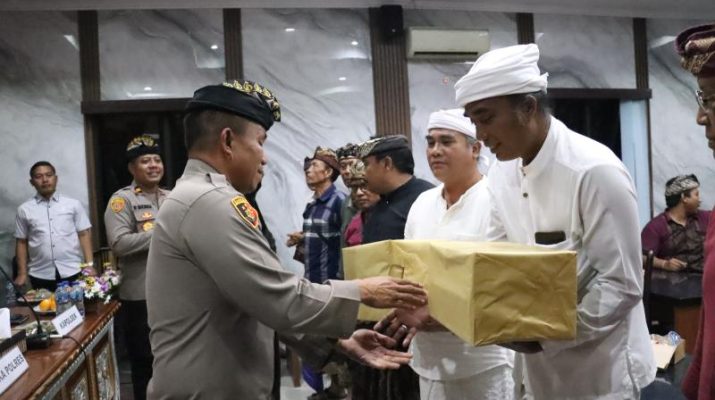 Polres Gianyar Kembali Melaksanakan Kegiatan Minggu Kasih di Kantor Desa Bukian Payangan