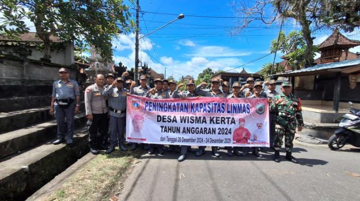 Tingkatkan kemampuan Personel Linmas, Babinsa Wisma Kerta latihkan PBB