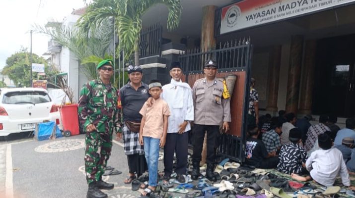 Sinergi Bhabinkamtibmas, Babinsa, dan Pecalang Kawal Ibadah Sholat Jumat di Yayasan Madya Nurussalam