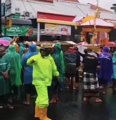 Pelayanan Personel Polsek Denpasar Utara Polresta Denpasar di Tengah Hujan Deras
