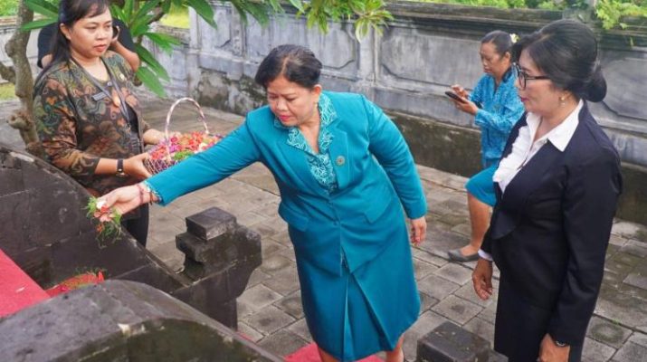 Tabur Bunga Penuh Makna Ny. Wiryani Jendrika Pimpin Ziarah Hari Ibu di Klungkun
