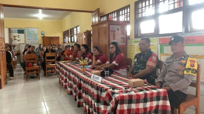 Babinsa Koramil 1609-03/Seririt dan Bhabinkamtibmas Hadiri Pembagian Raport dan Pelantikan Komite di SD Negeri Rangdu