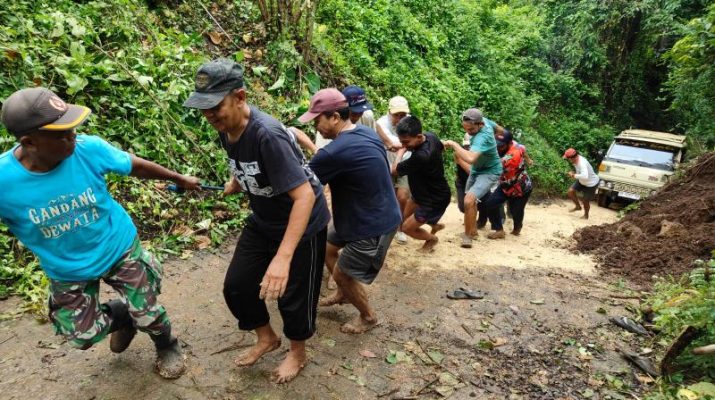 Sinergitas Babinsa Bersama Masyaraka Atasi Tanah Longsor