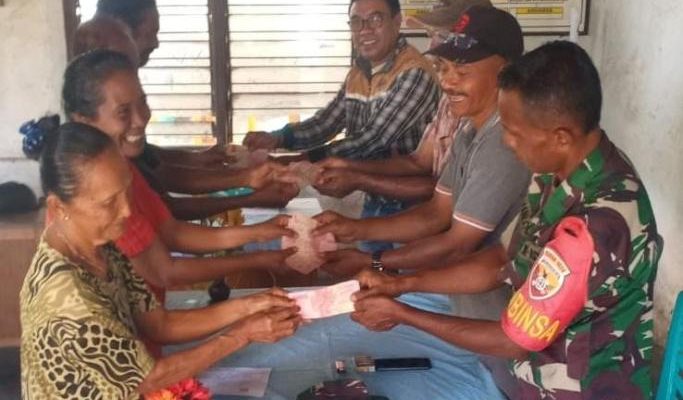 Babinsa Koramil 1624 - 02/Adonara Dampingi Penyaluran BLT