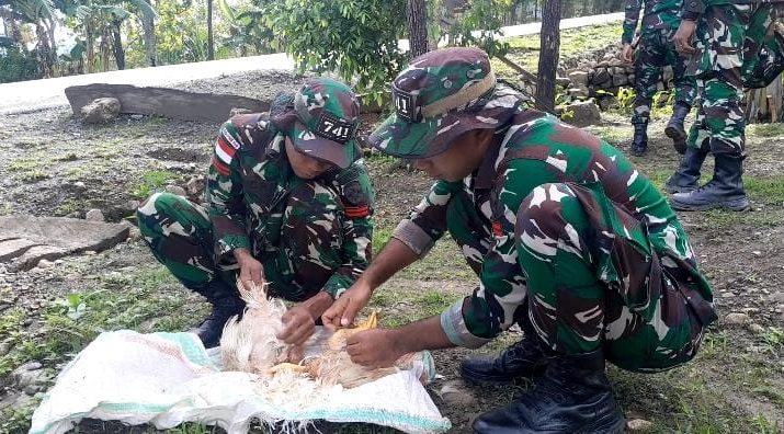 Kembali Satgas Pamtas RI-RDTL Yonif 741/GN Pos Kewar Bantu Kesulitan Warga Binaan di Perbatasan