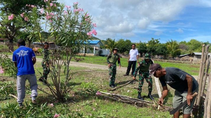 Satgas Yonif 741/Gn Pos Motaain Bantu Pembuatan Pagar Sekolah Dasar Motabenar