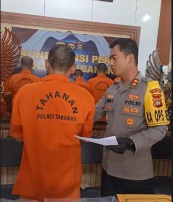 Pria Cemburu di Tabanan Bakar Warung dan Motor Pacar Tabanan, Bali - Sebuah insiden mengejutkan terjadi di Tabanan ketika seorang pria berusia 46 tahun berinisial C, terlibat dalam tindakan pembakaran yang dipicu oleh cemburu. Menurut keterangan yang diperoleh, pria tersebut terlibat hubungan asmara selama enam tahun dengan seorang wanita, meskipun keduanya masih berstatus pacaran. Pria tersebut diketahui mengendarai sepeda motor Honda Beat yang dibelinya dengan cicilan Rp 2.500.000 per bulan. Namun, konflik muncul ketika ia tidak diizinkan membawa motor tersebut pulang setelah bekerja, karena pacarnya mengaku ingin menggunakannya untuk mengantar anaknya ke sekolah. Rasa cemburu pun muncul ketika ia mengetahui motor yang seharusnya digunakan untuk anaknya justru dibawa oleh pria lain. Motif cemburu ini memicu tindakan nekatnya. Pada hari pertama kejadian, korban melaporkan pembakaran warung milik pacarnya ke Polres Tabanan. Namun, tindakan pembakaran tidak berhenti di situ; tiga hari kemudian, pria tersebut kembali ke lokasi untuk membakar motor pacarnya. Polisi yang melakukan penyelidikan berhasil mengamankan pelaku setelah melakukan investigasi. Barang bukti berupa sumbu dan korek api ditemukan di lokasi kejadian. Meskipun semua ini terjadi, pihak kepolisian mengingatkan bahwa komunikasi yang baik seharusnya bisa mencegah tindakan kekerasan dan kriminal. Kasus ini menjadi perhatian publik dan menjadi contoh bagaimana emosi dapat mendorong seseorang melakukan tindakan yang merugikan diri sendiri dan orang lain. Polisi terus mendalami kasus ini untuk memastikan keadilan bagi semua pihak yang terlibat.