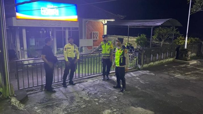 "Blue Light Patrol " Polsek Bebandem Cegah Gangguan Kriminalitas Pada Jam Rawan Agar Terciptanya Situasi Yang Aman Dan Kondusif.