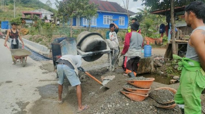 Babinsa Kerja Bakti Pengecoran Pelebaran Jalan