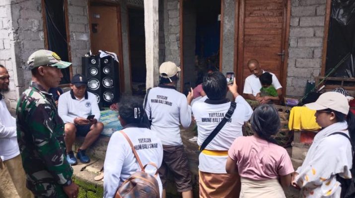 Babinsa Desa Bangli Dampingi Pembagian Sembako Kepada Warga Yang Kurang Mampu