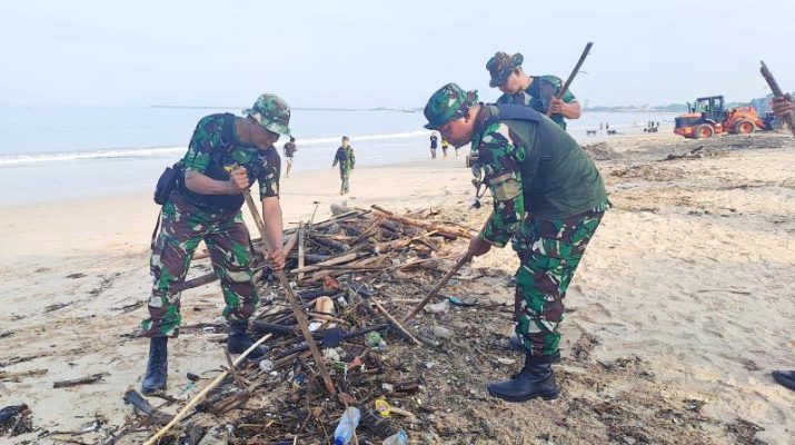 TNI Serbu Sampah di Kedonganan dan Jimbaran Pantai Bersih