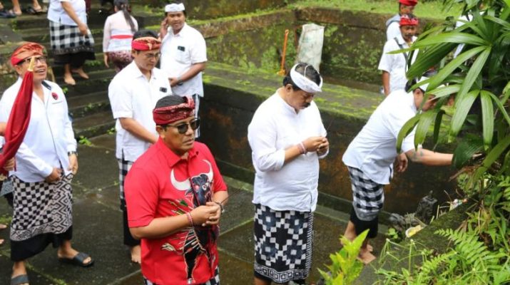 Bupati Tabanan Komang Sanjaya Gelar Persembahyangan