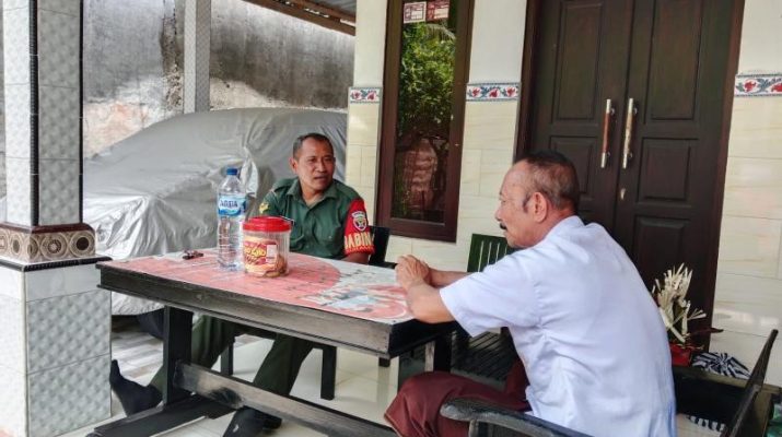 Melalui Komsos Babinsa Ajak Warga Jaga Kebersihan