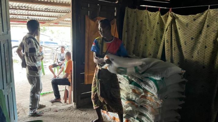 Satgas Pamtas RI-RDTL Bantu Pembagian Beras di Desa Taloi