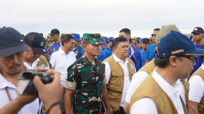 Pangdam Zamroni Pimpin Prajurit Udayana Bersihkan Pantai Kuta
