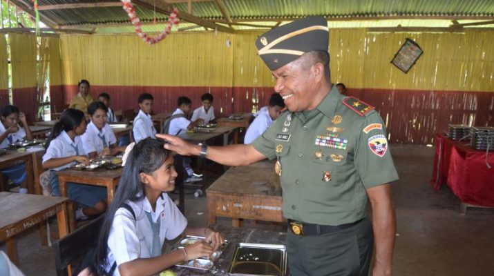 Komandan Korem 161/WS Pantau Program Makan Siang Bergizi