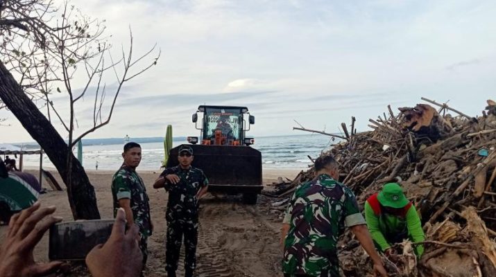 98 Ton Sampah Laut Terangkut Dari Pantai Kuta Bali