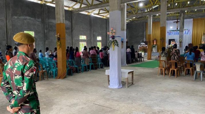 Satgas Pamtas Amankan Misa Penutupan Tahun di Gereja