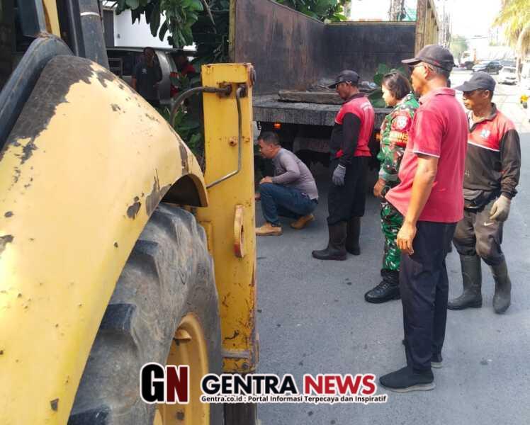 Saluran Irigasi Pernah Picu Banjir, Babinsa Dauh Peken Ikut Kawal Proses Pembongkaran